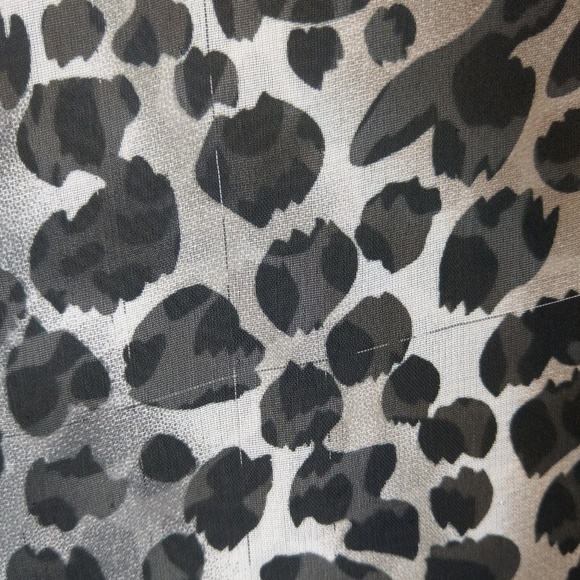 Animal print sheer Hi-Lo cap sleeve shirt - Picture 6 of 8